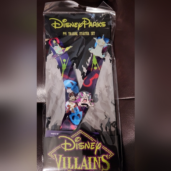 Disney trading pin set - Picture 2 of 2